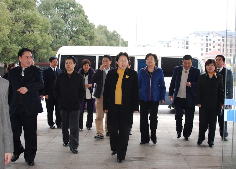 2009年2月，時任湖南省人大常委會副主任、黨組成員，省總工會主席劉蓮玉來四化建調(diào)研