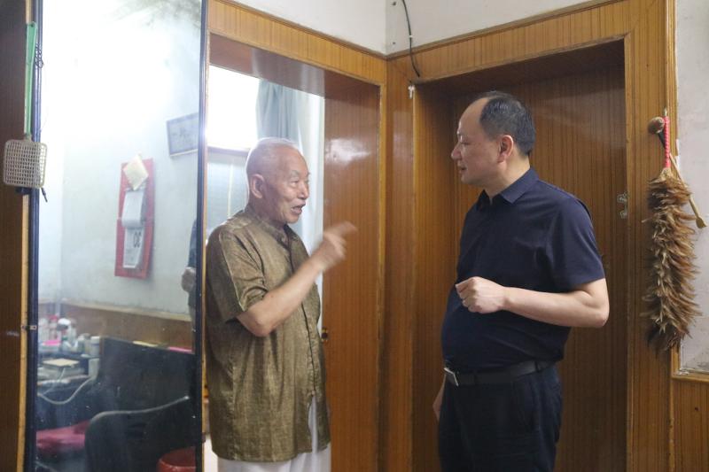 公司黨委書記、董事長周鴻春節(jié)慰問老黨員、軍轉(zhuǎn)干部