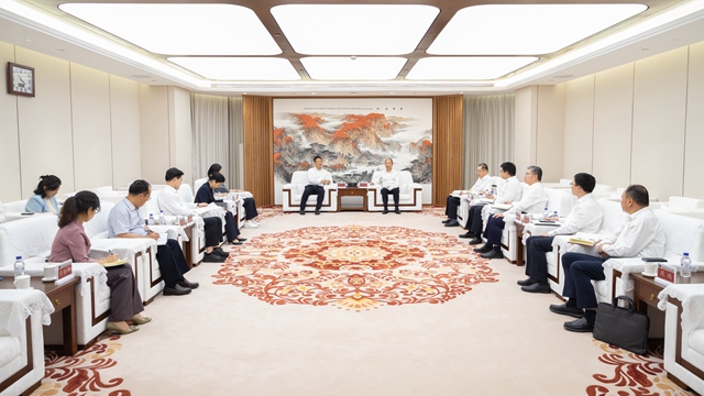 莫鼎革與湖南省委常委、岳陽市委書記謝衛(wèi)江舉行會談