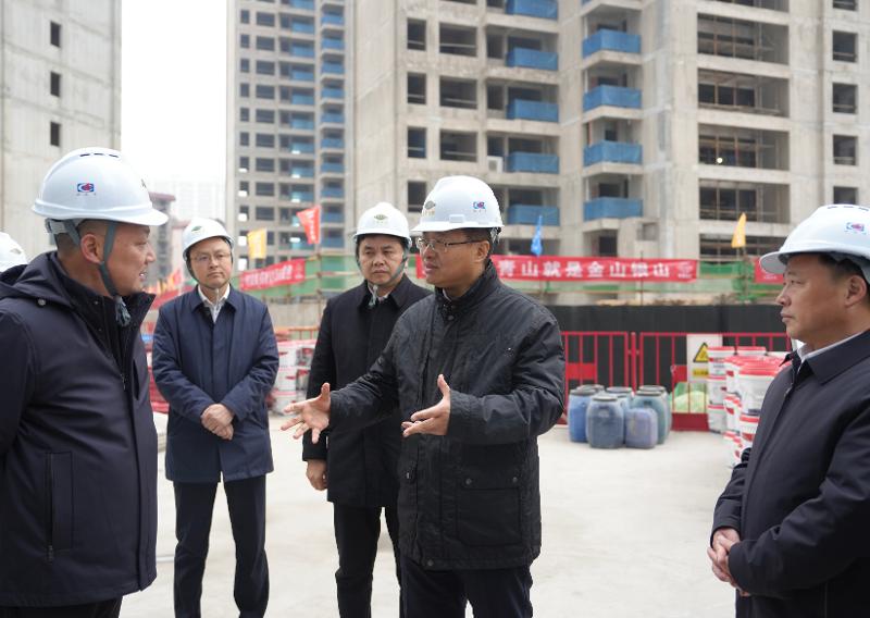 2024年12月26日，湖南省委常委、岳陽(yáng)市委書(shū)記謝衛(wèi)江到四化建南區(qū)改造項(xiàng)目九禧府樓盤(pán)調(diào)研