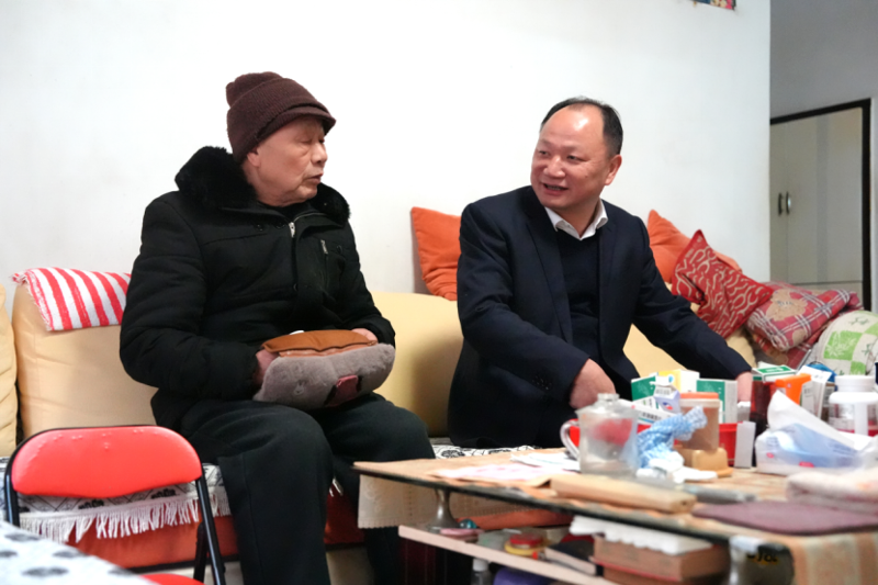 公司黨委走訪慰問困難黨員和困難職工、看望慰問老領(lǐng)導(dǎo)和老同志