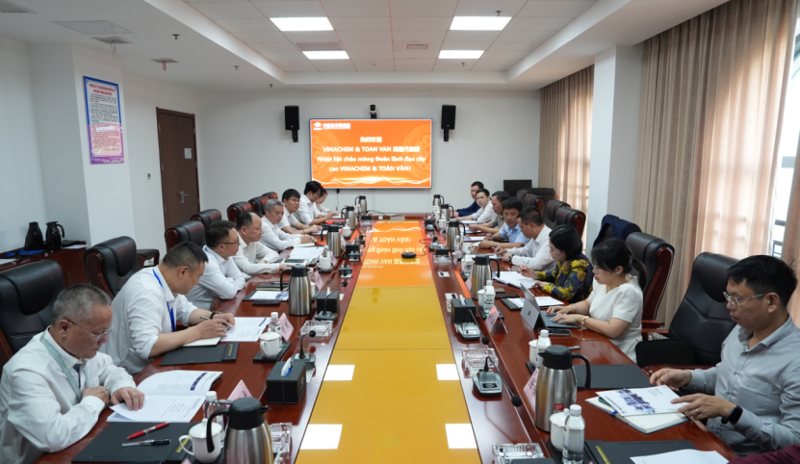 周鴻會見越南化學(xué)工業(yè)總公司寧平氮肥廠總經(jīng)理阮日憲、越南三云綜合貿(mào)易股份公司董事長謝氏青云