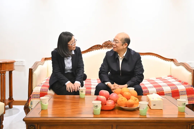 國務(wù)院國資委黨委委員、副主任譚作鈞看望慰問中國化學(xué)“時代楷?！鼻褴娡炯覍? />
																					</a>	
										<div   id=